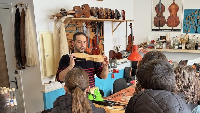 La fabrication…les crins naturels à gauche.